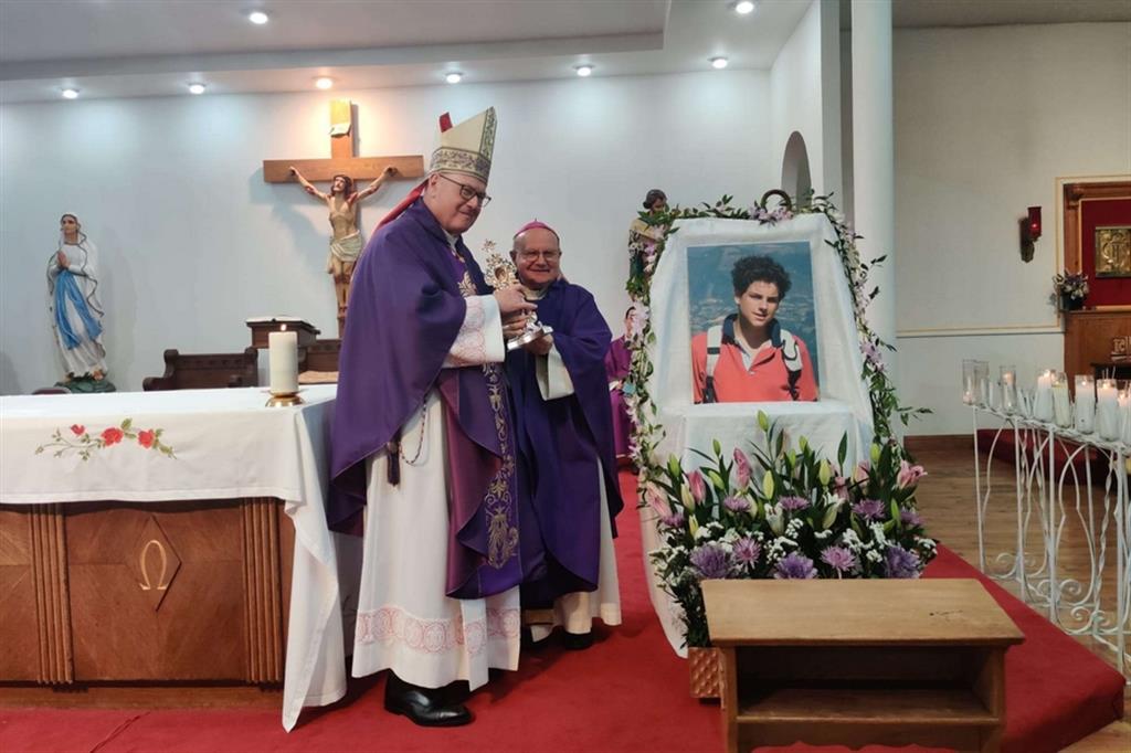 La celebrazione con la reliquia del beato Acutis presieduta dal cardinale Dolan, arcivescovo di New York, con il vescovo di Assisi Sorrentino