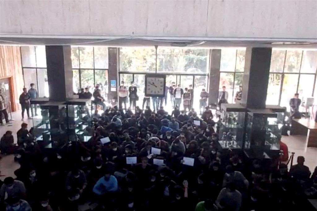 Proteste degli studenti a 40 giorni dalla morte di Mahsa Amini, all'Università di Tecnologia di Teheran, in Iran