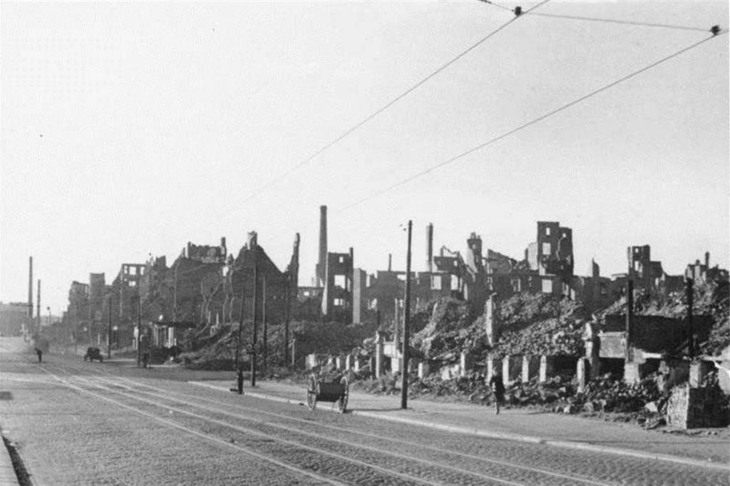 Un'immagine di Amburgo in macerie alla fine della Seconda guerra mondiale