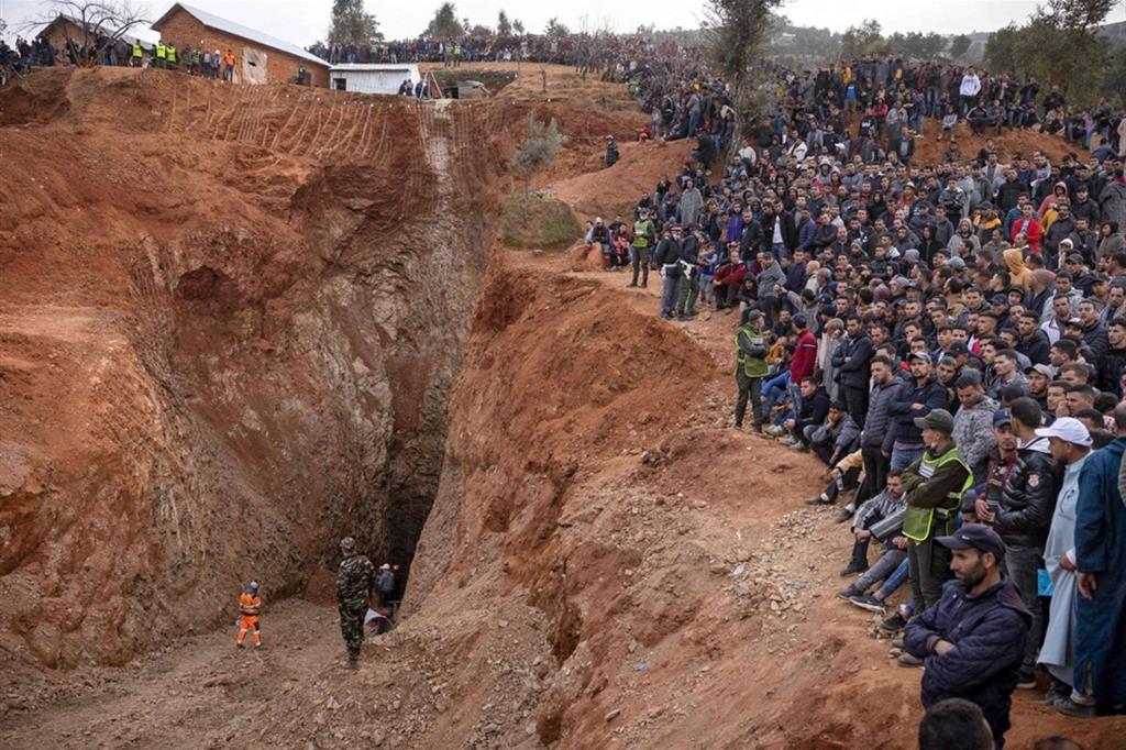 Molti marocchini hanno raggiunto l'area del pozzo. Il Paese intero ha seguito tutta la vicenda davanti alla Tv