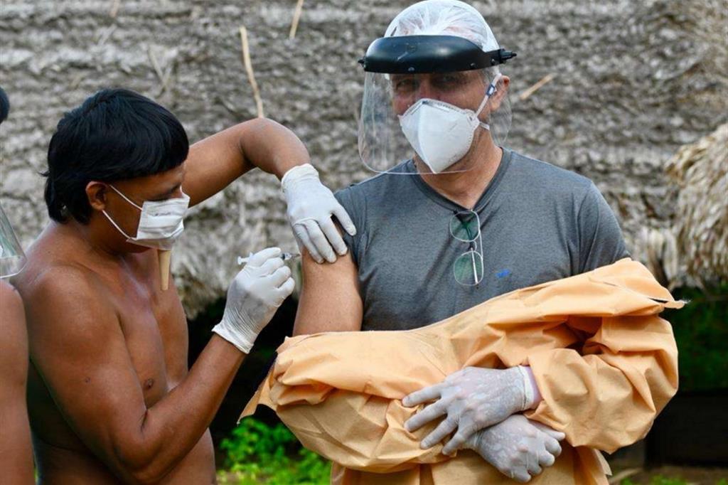 Il dottor Eric Jennings Simões mentre viene vaccinato dall'indigeno Hun