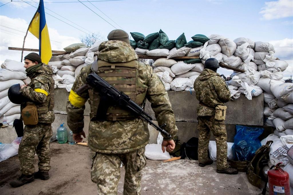 Militari ucraini. L'Italia ha deciso di inviare armi all'esercito di Kiev