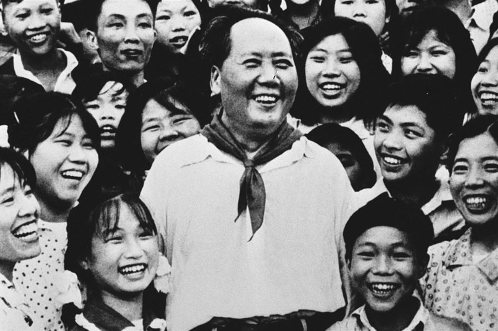 Mao con un gruppo di studenti nel 1959