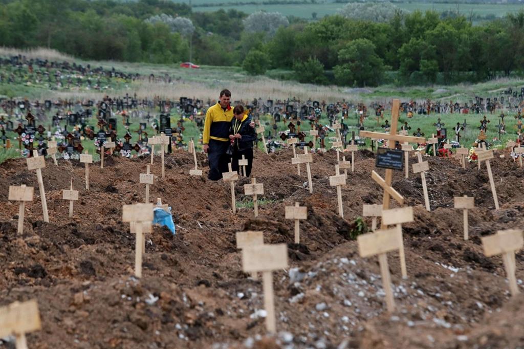 Nuove sepolture nel cimitero di Staryi Krym nei pressi di Mariupol