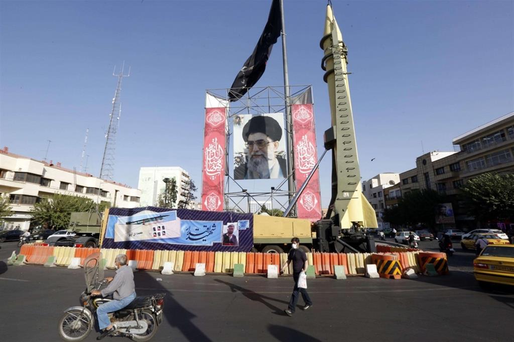 Propaganda bellicistica nucleare iraniana in una piazza di Teheran