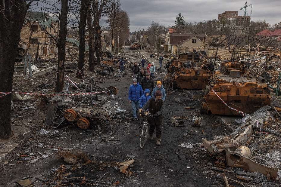 6 aprile, Bucha, Ucraina. Blindati russi distrutti nelle strade della città riconquistata dall'esercito ucraino - Roman Pilipey / EPA / ANSA