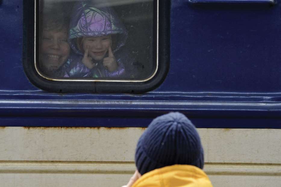 6 marzo, Kiev, Ucraina. Il saluto di una bambina al padre dal treno che la porterà in salvo in Polonia - Sergei Chuzavkov / AFP