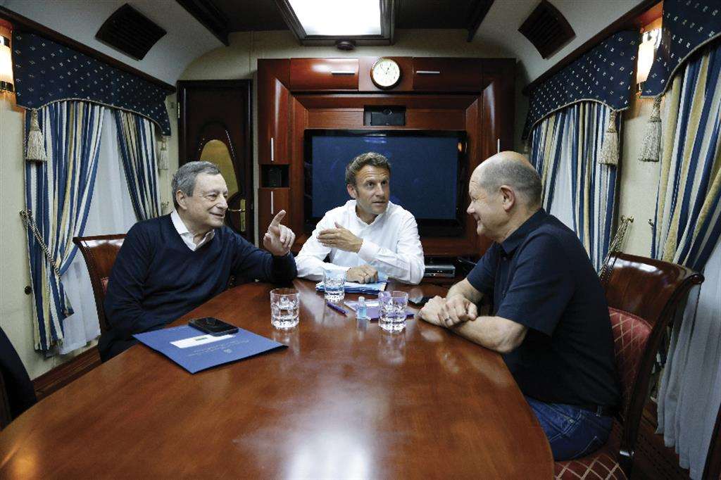 16 giugno, Kiev, Ucraina. Mario Draghi con Emmanuel Macron e Olaf Scholz sul treno che li porta da Varsavia alla capitale ucraina - Ludovic Marin / EPA / ANSA