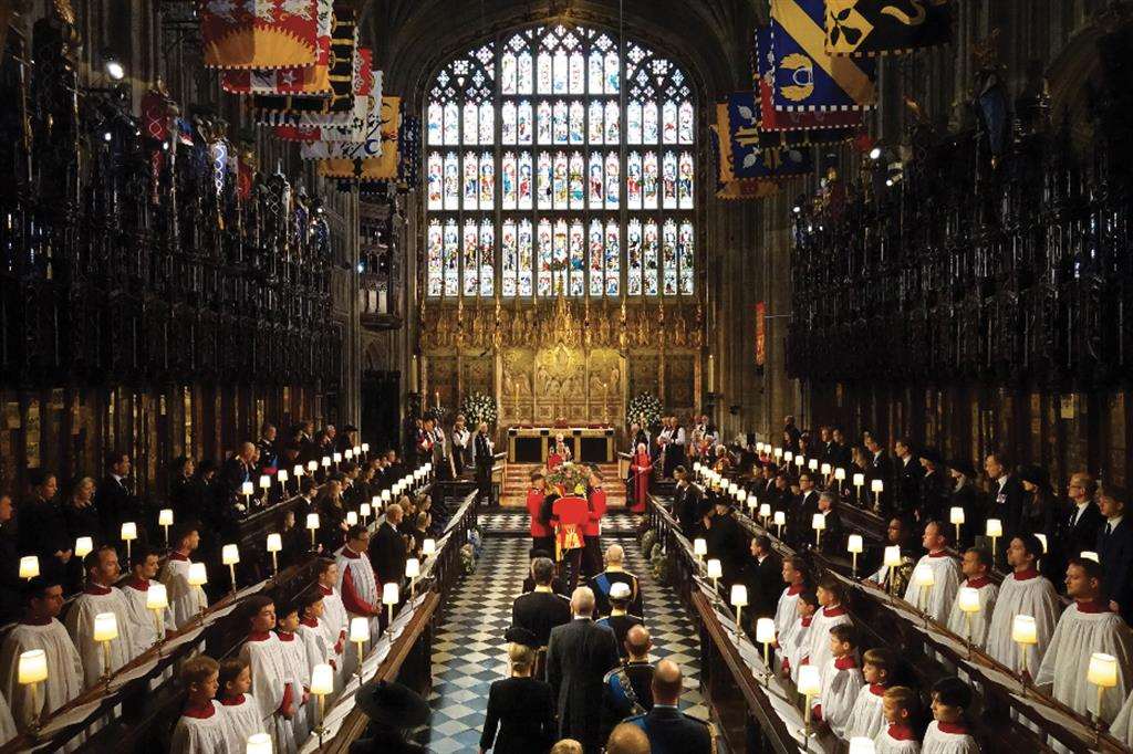19 settembre, Windsor, Regno Unito. La famiglia reale segue il feretro della regina Elisabetta II all'interno della cappella di San Giorgio nel castello di Windsor - Jonathan Brady / EPA / ANSA