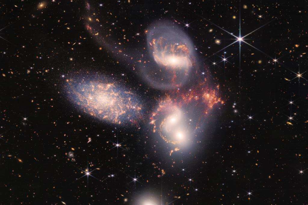 12 luglio, Baltimora, USA. Il Quintetto di Stephan, un insieme di cinque galassie verso la costellazione di Pegaso ripreso dalle camere a infrarossi del telescopio Webb - NASA / ESA / CSA