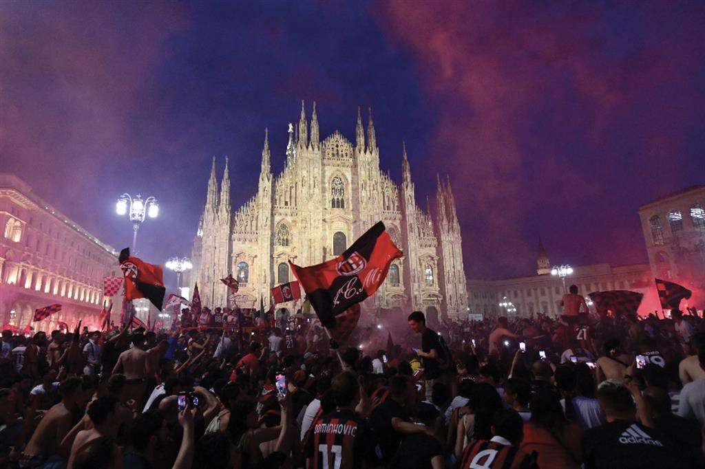 22 maggio, Milano, Italia. Festa scudetto in piazza Duomo per i tifosi rossoneri - Miguel Medina / AFP