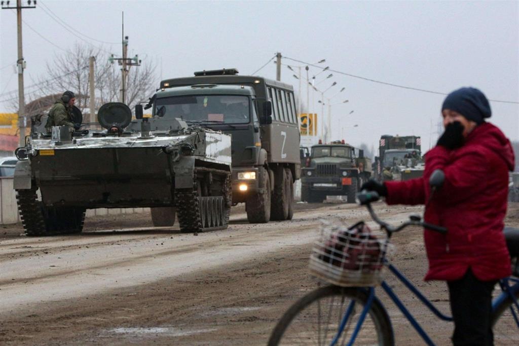 Truppe russe nei pressi di Armiansk, in Crimea, mentre si dirigono verso il territorio dell’Ucraina