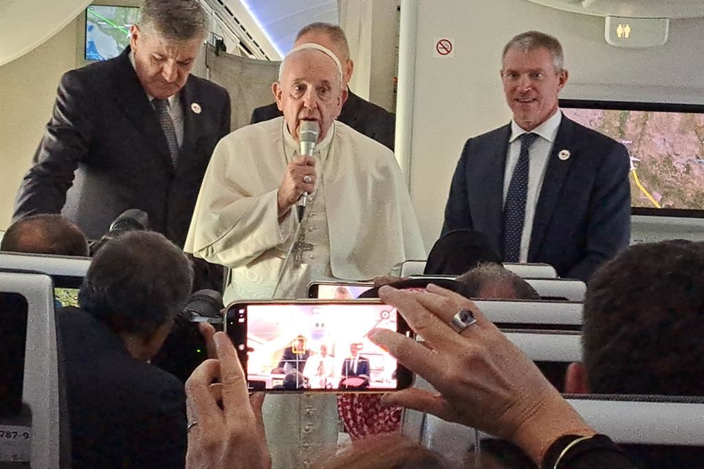 Il Papa durante la conferenza stampa sul volo di ritorno dal Bahrein