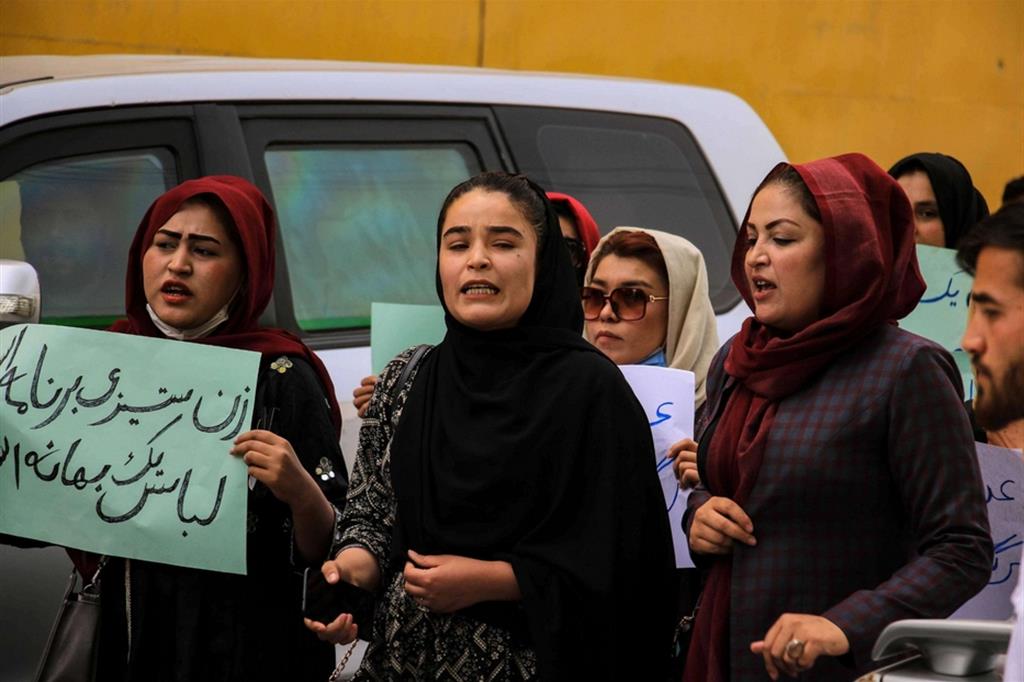 La protesta contro il burqa nel centro di Kabul