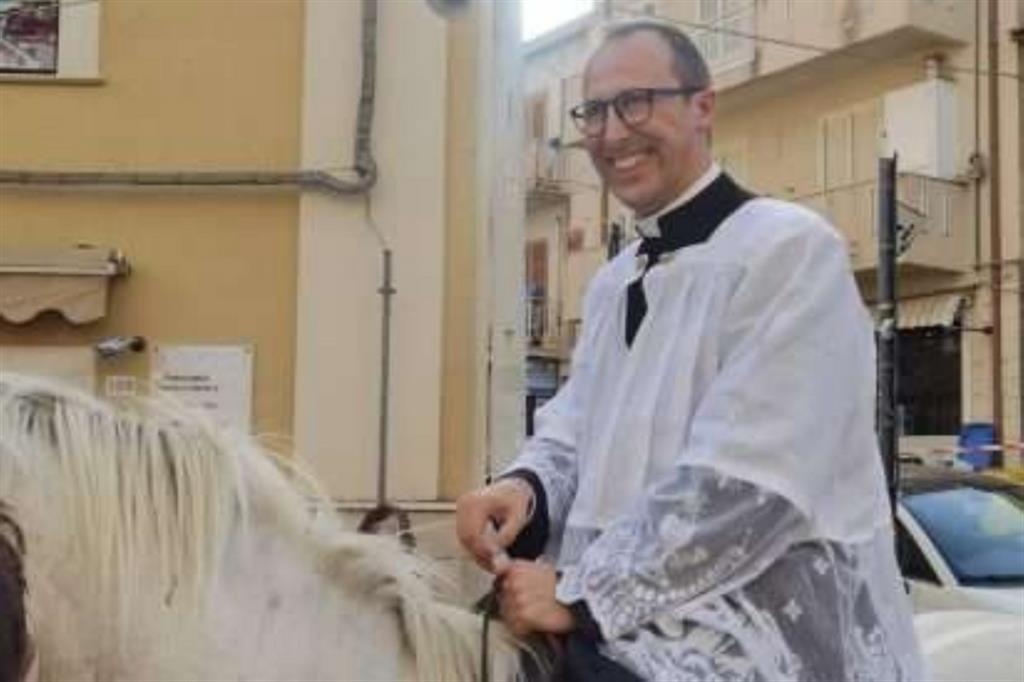 Don Giuseppe Provenzano entra nel suo paese su un cavallo bianco, come da antica tradizione
