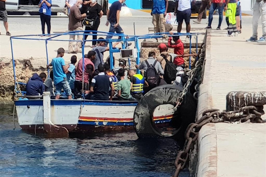 Nuovi sbarchi in Calabria: decine di persone sulle coste joniche
