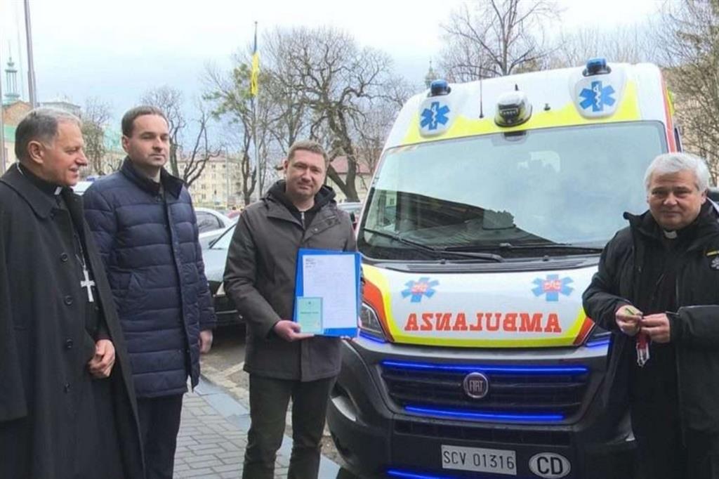 Il cardinale Konrad Krajewski consegna a Leopoli l'ambulanza donata da papa Francesco per i bambini