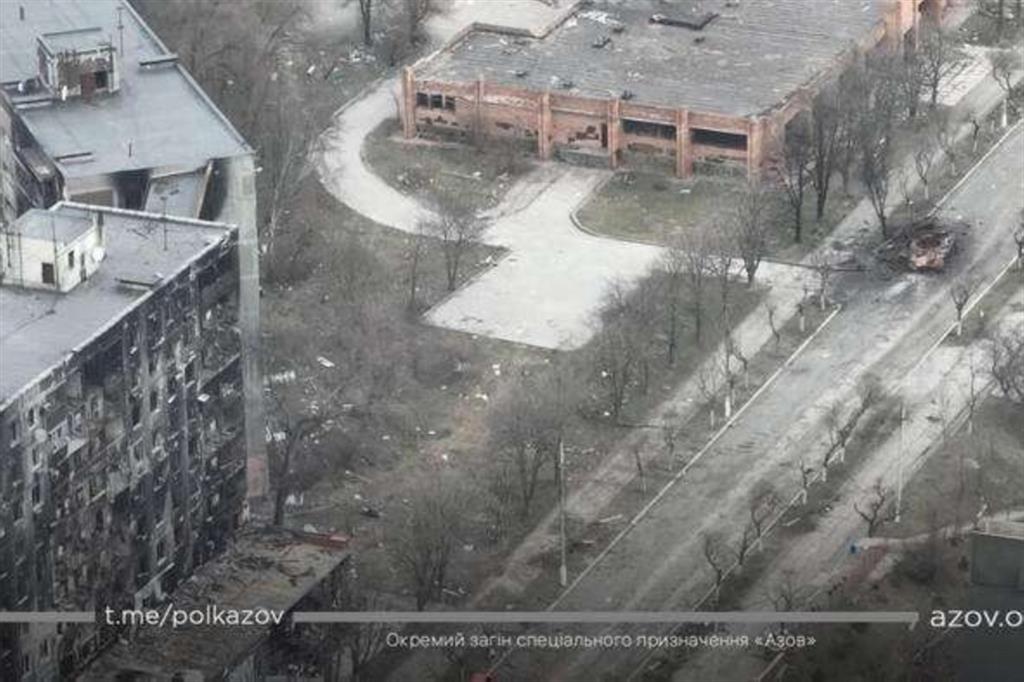 Mariupol completamente distrutta. Un nuovo video dal drone