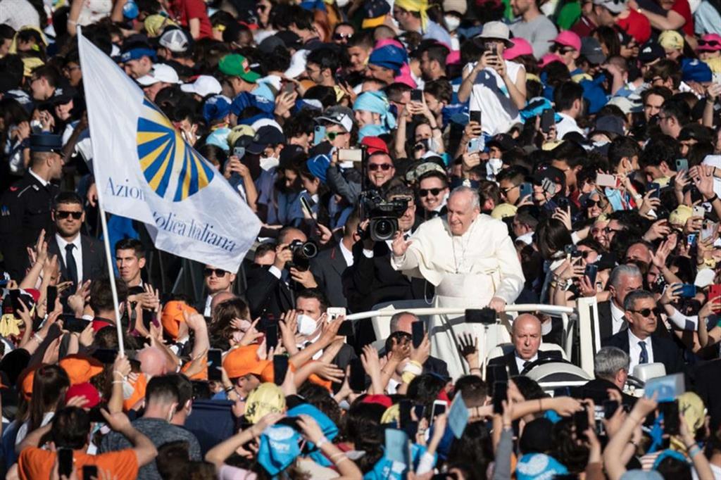 L'arrivo del Papa in piazza San Pietro in mezzo agli adolescenti