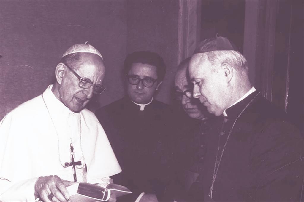 Papa Paolo VI e monsignor Giovanni Benelli in una foto del 1975
