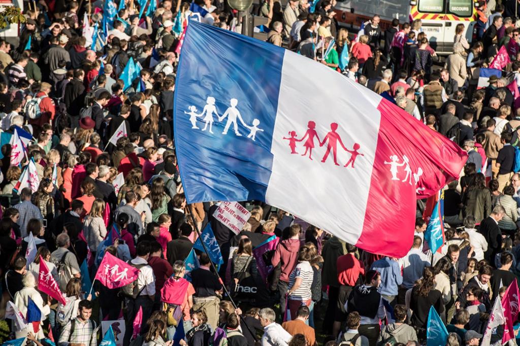 La mobilitazione di dieci anni fa ha segnato uno spartiacque per la società e la politica transalpina. Nella foto d'archivio il corteo organizzato dalla «Manif pour Tous» a Parigi il 16 ottobre 2016