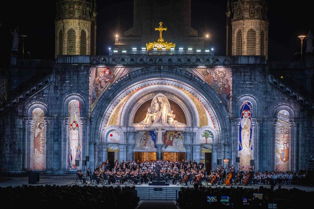 Il concerto diretto da Riccardo Muti sul sagrato della basilica di Nostra Signora del Rosario a Lourdes