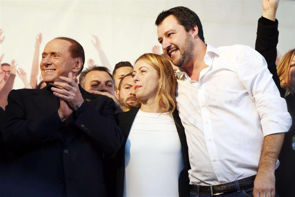 Tre leader in cerca d'intesa. Da sinistra, Silvio Berlusconi, Giorgia Meloni e Matteo Salvini nel 2015 in Piazza Maggiore a Bologna