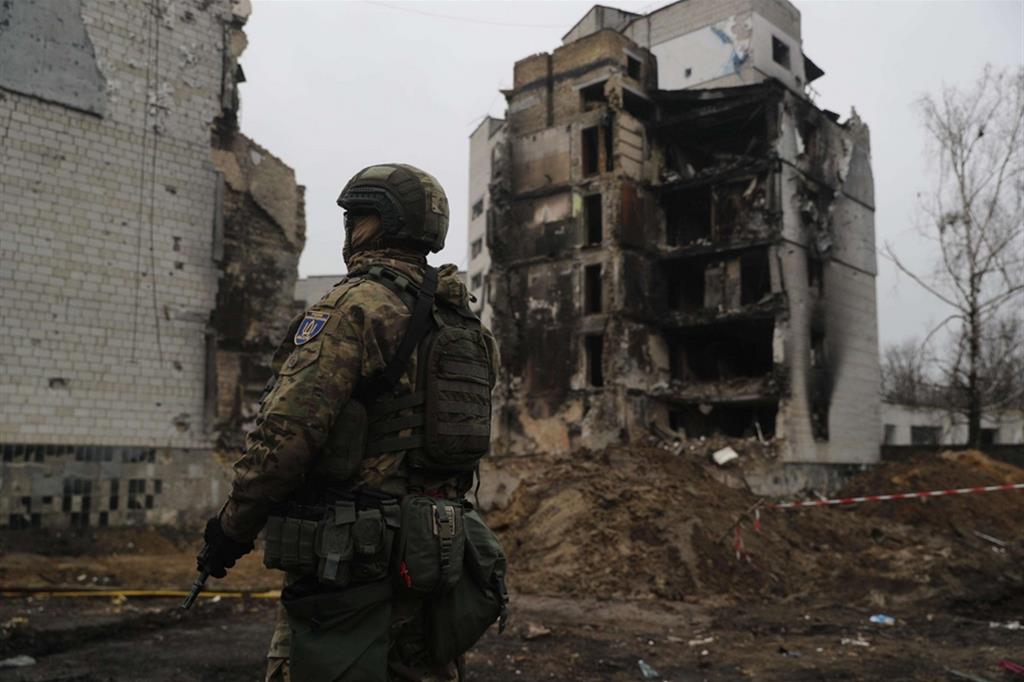 Un soldato a Borodyanka nei pressi di Kiev: negli obitori della regione ci sono 1.020 cadaveri di civili