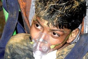 India, salvo il bambino intrappolato nel pozzo da cinque giorni