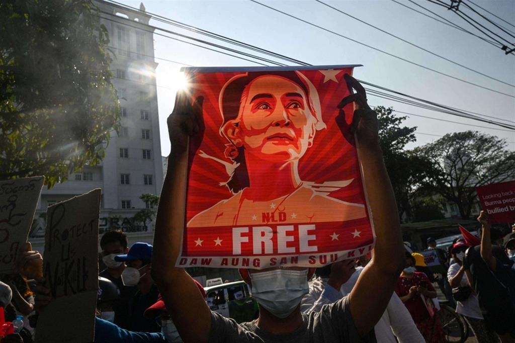 La leader della Lega Democratica, Aung San Suu Kyi, era agli arresti domiciliari dal primo febbraio 2021, poco dopo il golpe dei militari