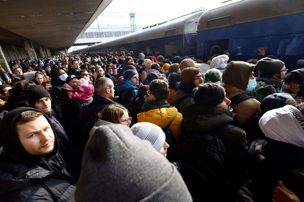 La gente  in attesa di un treno per fuggire da Kiev: in decine di migliaia  di cittadini hanno lasciato già la capitale ucraina ormai cinta d’assedio dalle forze militari russe che in due giorni hanno piegato le resistenze
