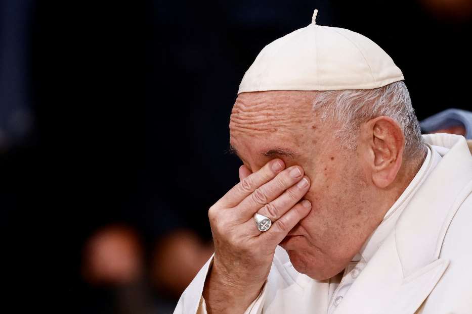 Papa Francesco si commuove davanti all'Immacolata mentre prega per la pace in Ucraina