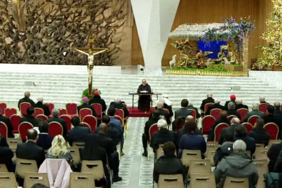 Un momento della prima meditazione d'Avvento per la Curia, presente anche papa Francesco