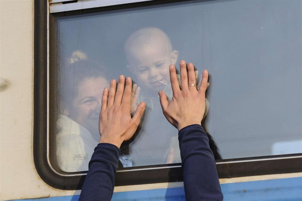 L’addio di donne e bambini, rifugiati ucraini, a mariti e padri alla stazione di Leopoli, in Ucraina, in partenza verso la Polonia