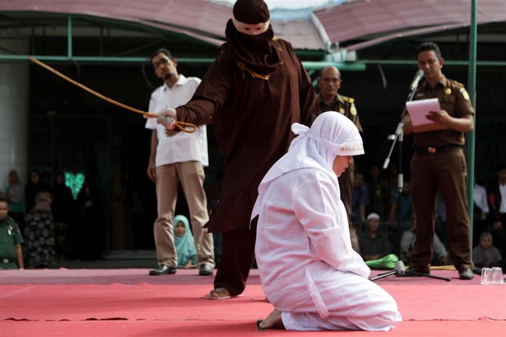 Una fustigazione di una donna islamica in Indonesia