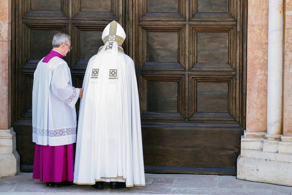 Il Papa al momento dell'apertura della Porta Santa della Basilica di Collemaggio