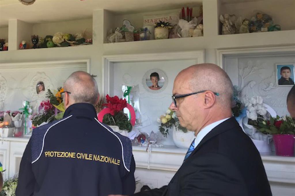 Un momento della commemorazione delle vittime del crollo della scuola elementare Jovine di San Giuliano in Molise, il 31 ottobre 2002, in cui persero la vita 27 bambini e una maestra