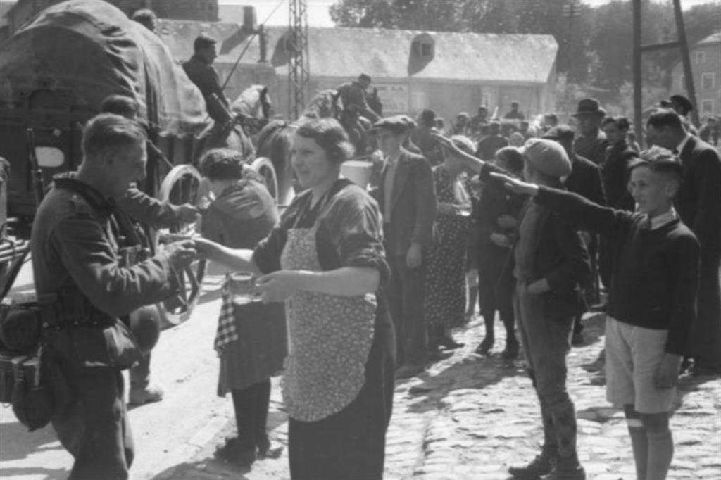 A Sankt Vith, nel Belgio orientale, la popolazione in festa accoglie i nazisti invasori nel maggio del 1940