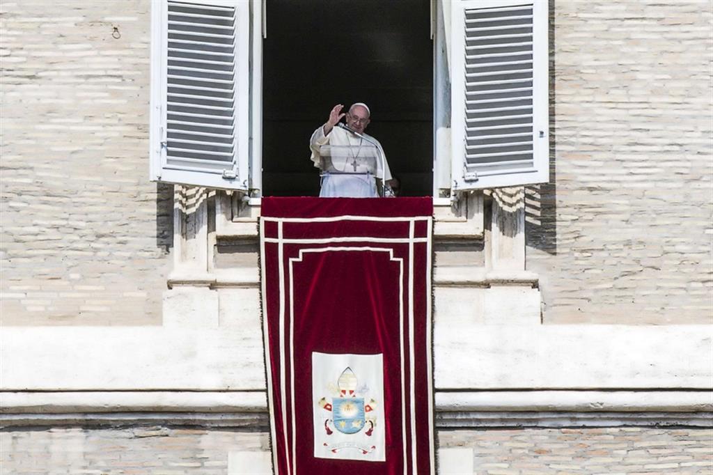 Il Papa deplora le annessioni, raccomanda il rispetto dell’integrità territoriale di ogni Paese e dei diritti delle minoranze. Nelle sue parole il dolore per le migliaia di vittime, “in particolare tra i bambini”