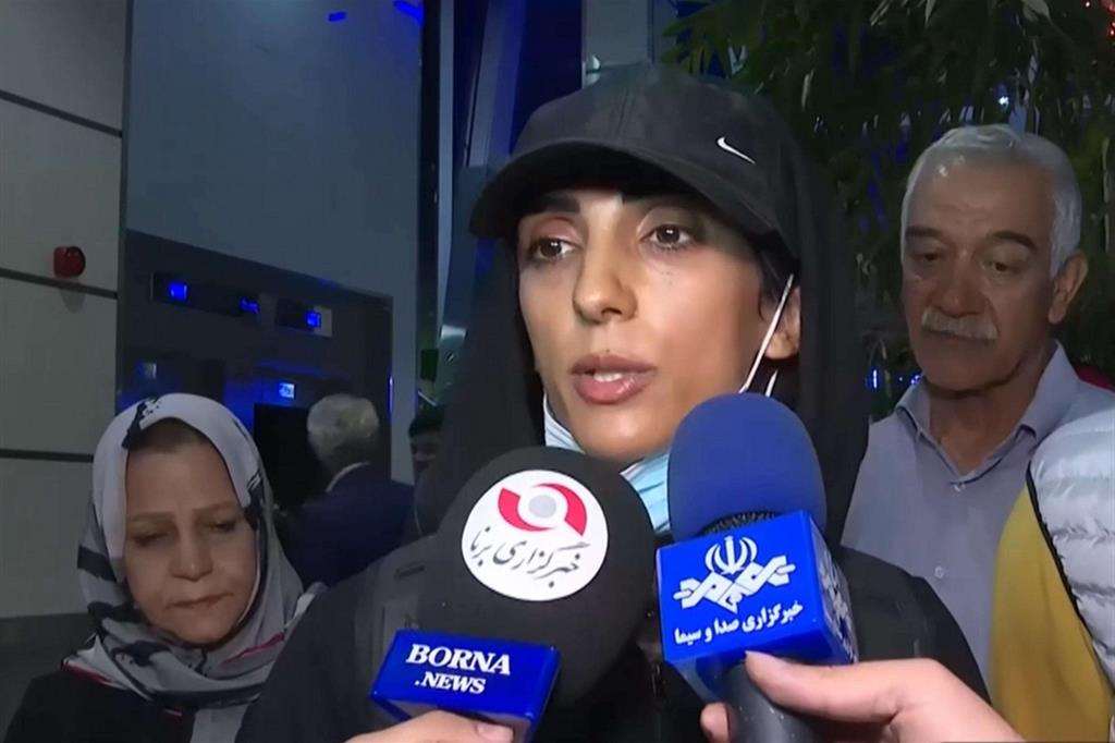 L'atleta Elnas Rekabi al suo rientro a Teheran