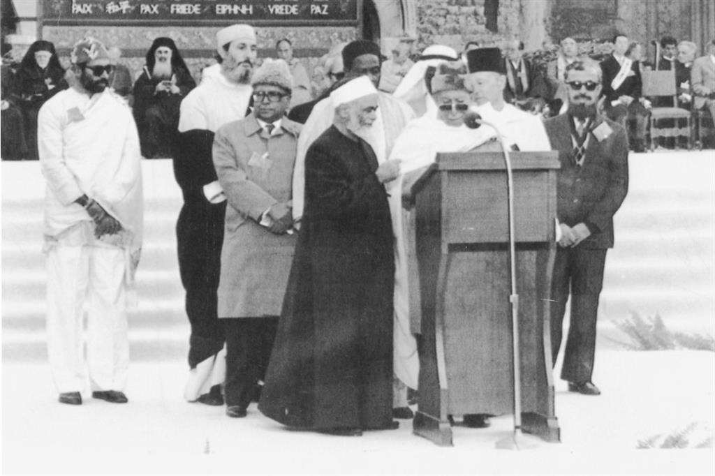Un momento dell'incontro ecumenico di Assisi del 1986