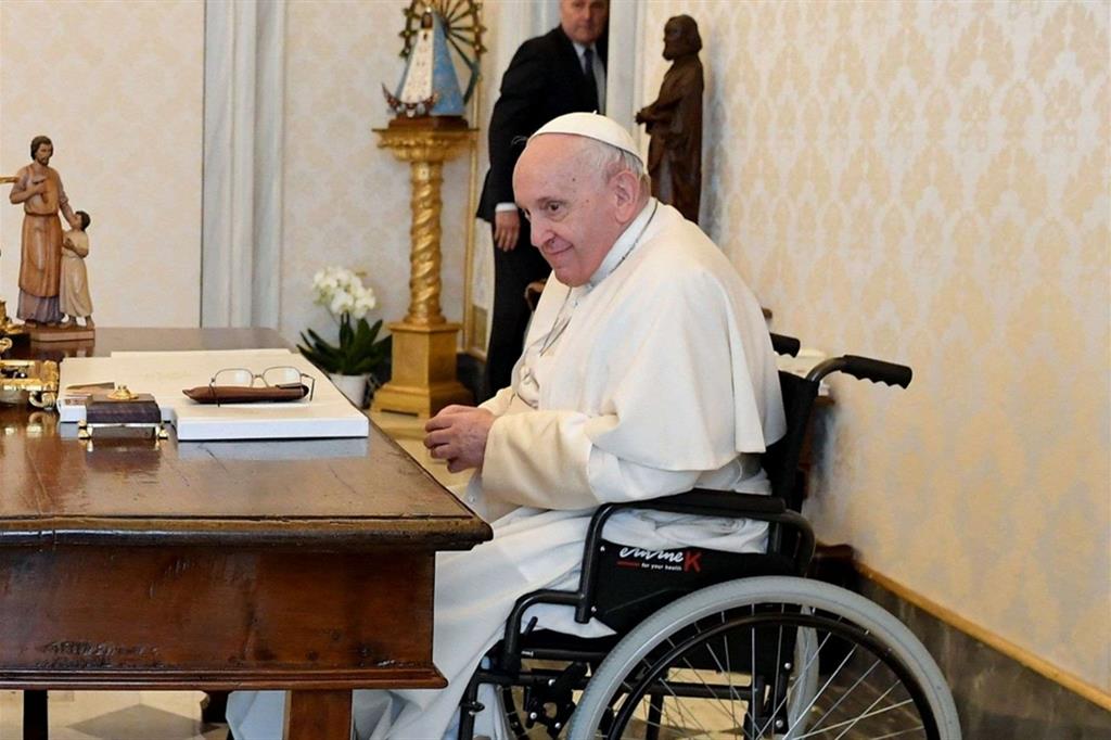 Il Papa costretto all'uso della sedia a rotelle a causa del male al ginocchio