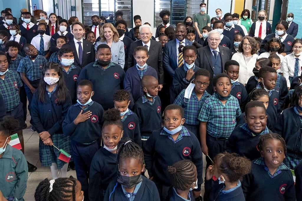 Il presidente della Repubblica Sergio Mattarella visita il Centro Culturale Italo-Zambiano, accompagnato dal Direttore Gaudenzio Rossi durante la visita di Stato, Lusaka, 7 luglio 2022