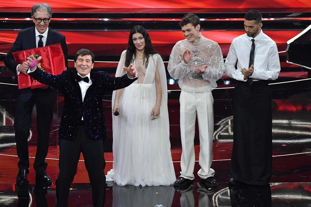 Gianni Morandi esulta per il terzo posto conquistato al Festival di Sanremo al fianco di Elisa (seconda) e della coppia vincitrice Mahmood-Blanco