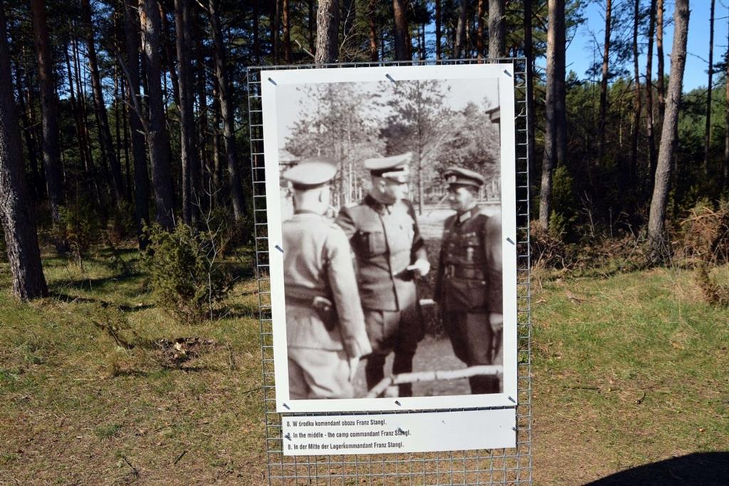 Il campo di sterminio di Treblinka oggi. Nella foto, al centro il comandante del campo Franz Stangl