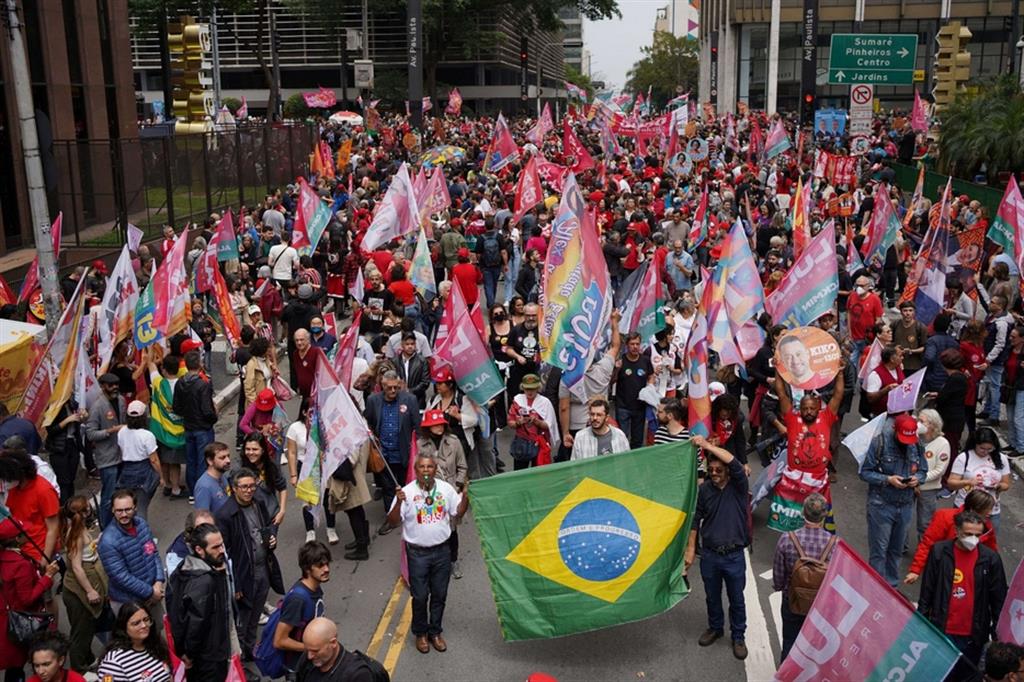 La marcia silenziosa dei sostenitori dell’ex presidente Lula a San Paolo