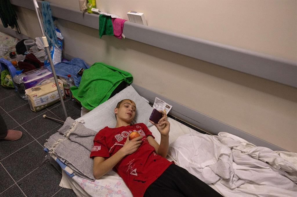 Un ragazzo trattato all'ospedale pediatrico Ohmadyt, spostato nel seminterrato - Ansa