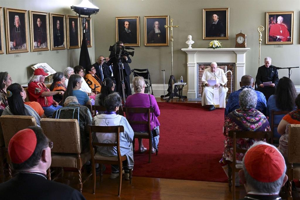 Papa Francesco incontra una delegazione di indigeni
