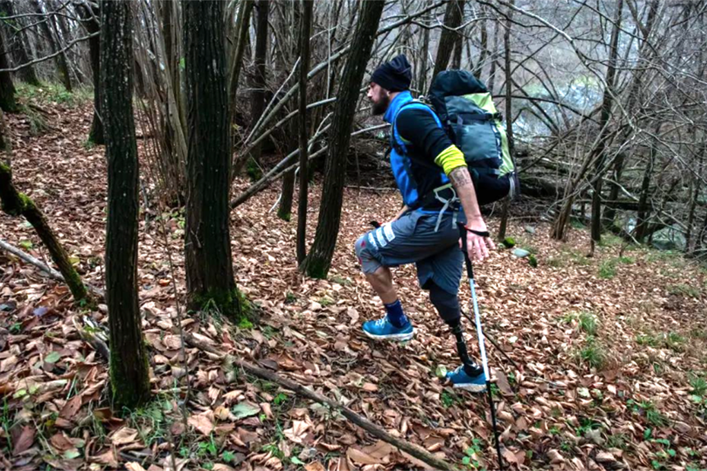 Il trekker Roberto Bruzzone, il camminatore con la “gamba in spalla”