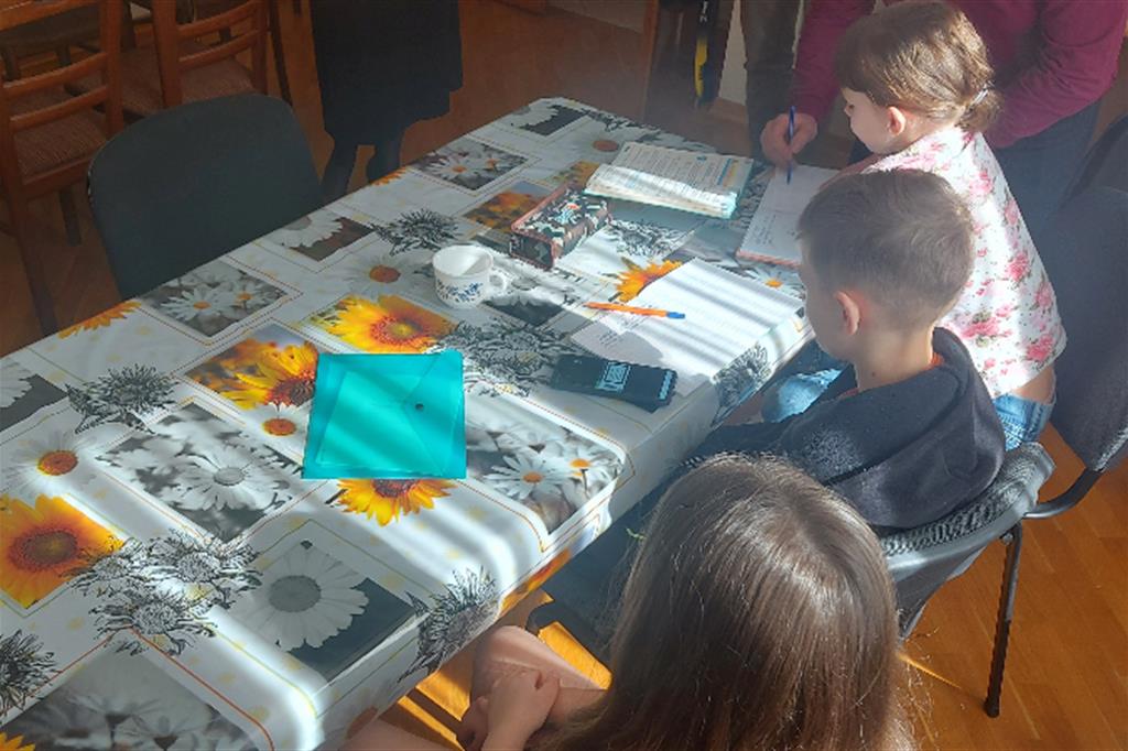A Chisinau, in Moldavia, alcuni scolari rifugiati ucraini si collegano con le insegnanti e i compagni di classe sparsi in Europa